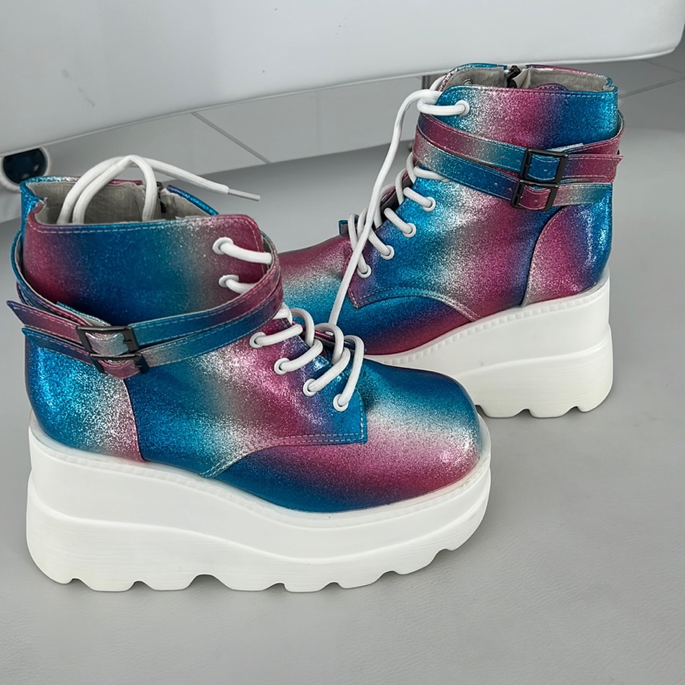 NWOT Sz 7 platform wedge high top shoes